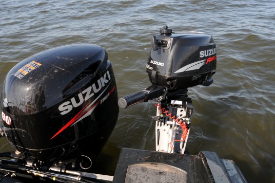 Suzuki main and auxiliary outboards